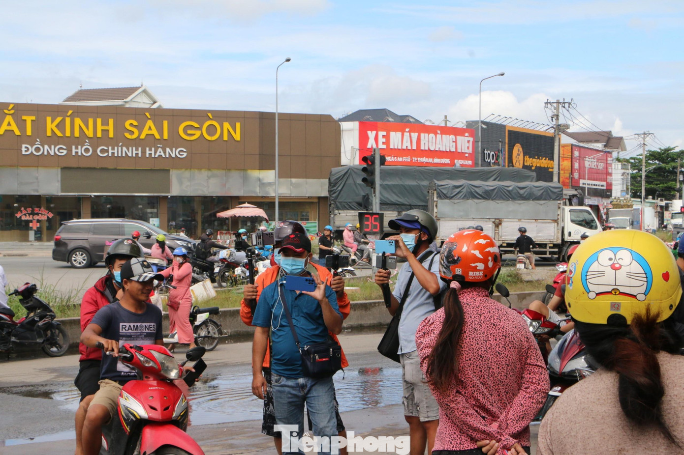 &quot;Đội quân&quot; YouTuber, TikToker có mặt để livestream hiện trường vụ việc.