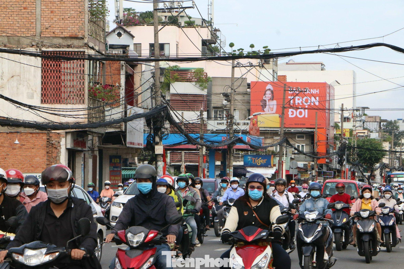 Theo ghi nhận của Tiền Phong vào sáng 5/9, giao thông trên nhiều tuyến đường ở cửa ngõ phía Tây Bắc, phía Đông TPHCM đông đúc. Người dân ra đường vào giờ cao điểm gây áp lực lớn cho các tuyến đường dẫn đến tình trạng quá tải và ùn ứ. Trong ảnh: Từ sáng 5/9, đường Trường Chinh, Cách Mạng Tháng 8 (quận Tân Bình) đã đông nghịt người và phương tiện di chuyển.