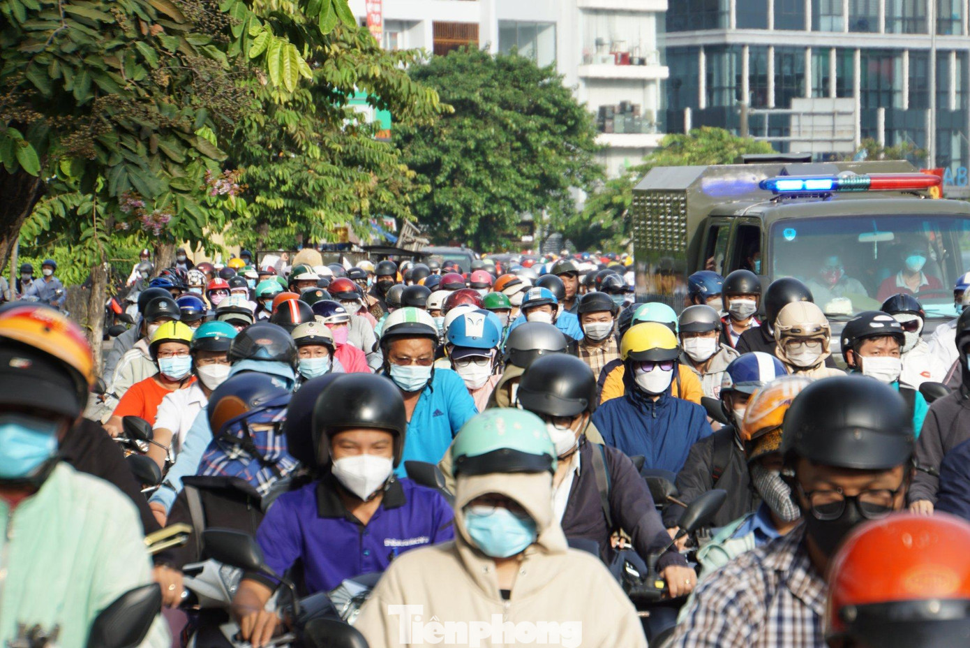 Dòng người "mướt mồ hôi" di chuyển trong ngày đầu đi làm trở lại sau kỳ nghỉ lễ.