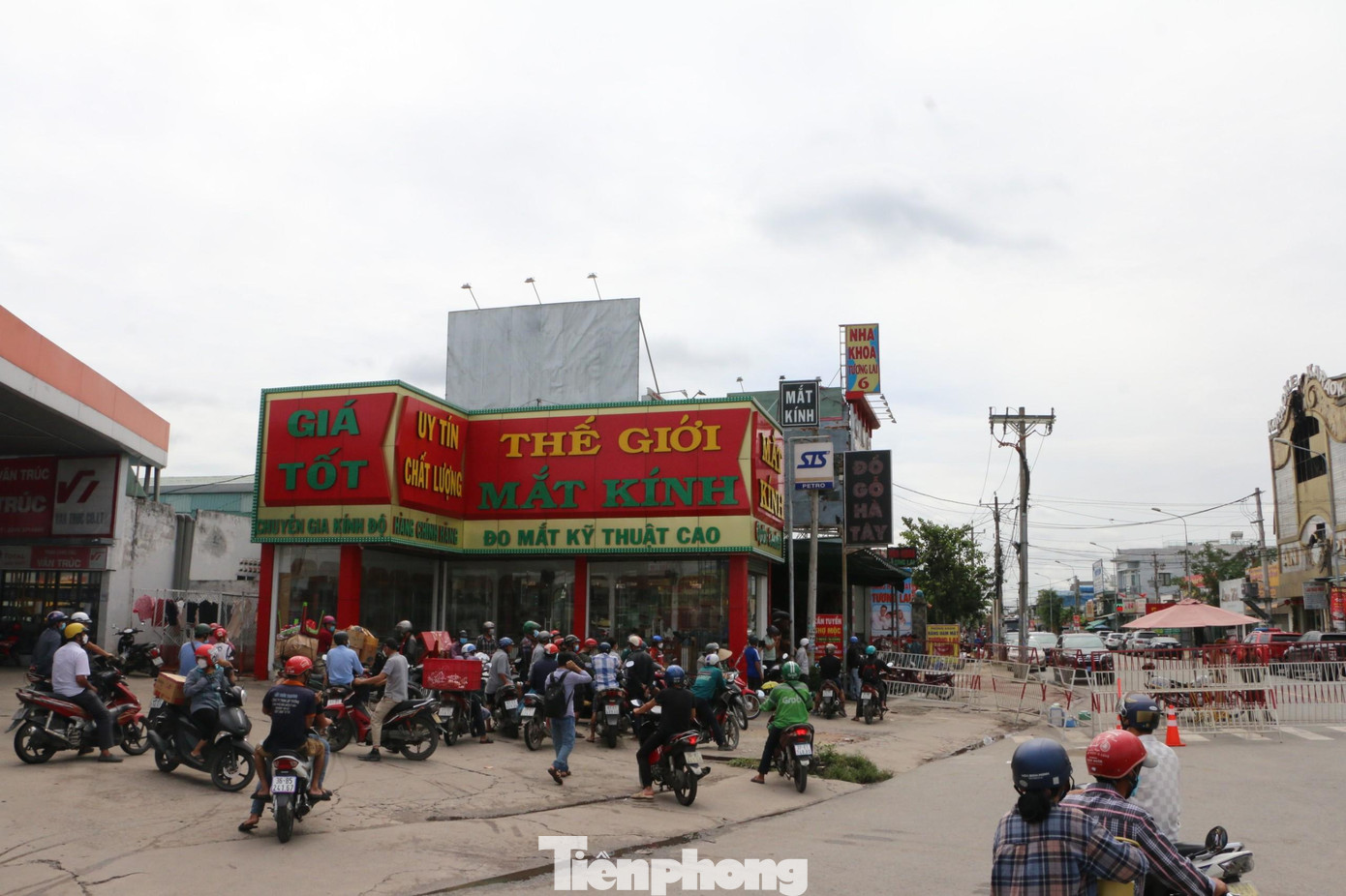 Phía bên ngoài khu vực phong tỏa, hàng chục người dân, YouTuber tập trung theo dõi, livestream hiện trường.