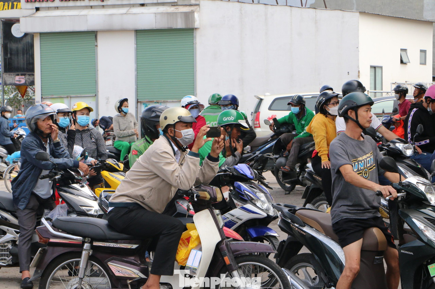 Hàng chục người dân tại Bình Dương và các tỉnh lân cận cũng hiếu kỳ tập trung về nơi đây theo dõi cảnh sát khám nghiệm hiện trường.