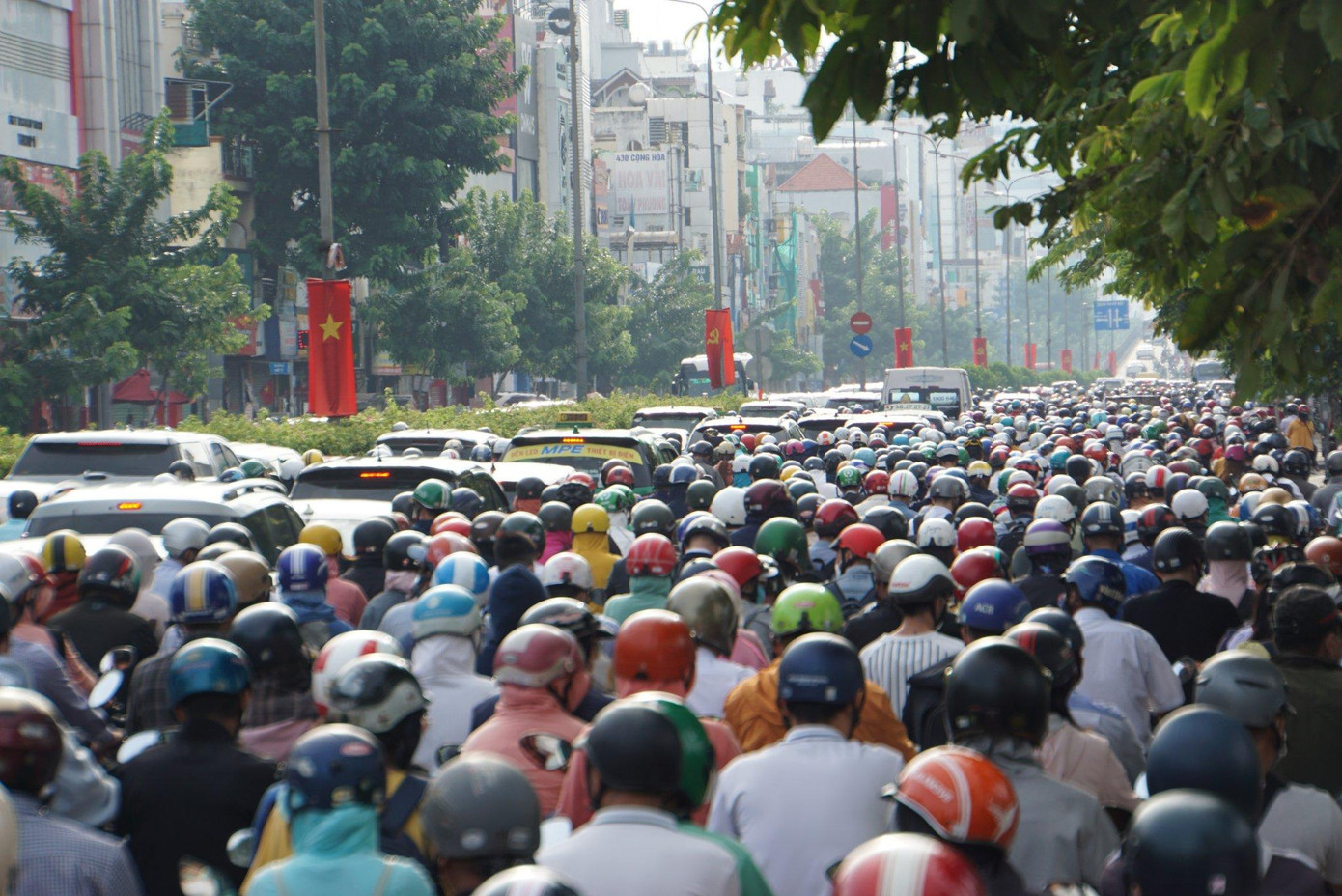 Dòng người và phương tiện nhích từng chút trên đường Cộng Hòa.