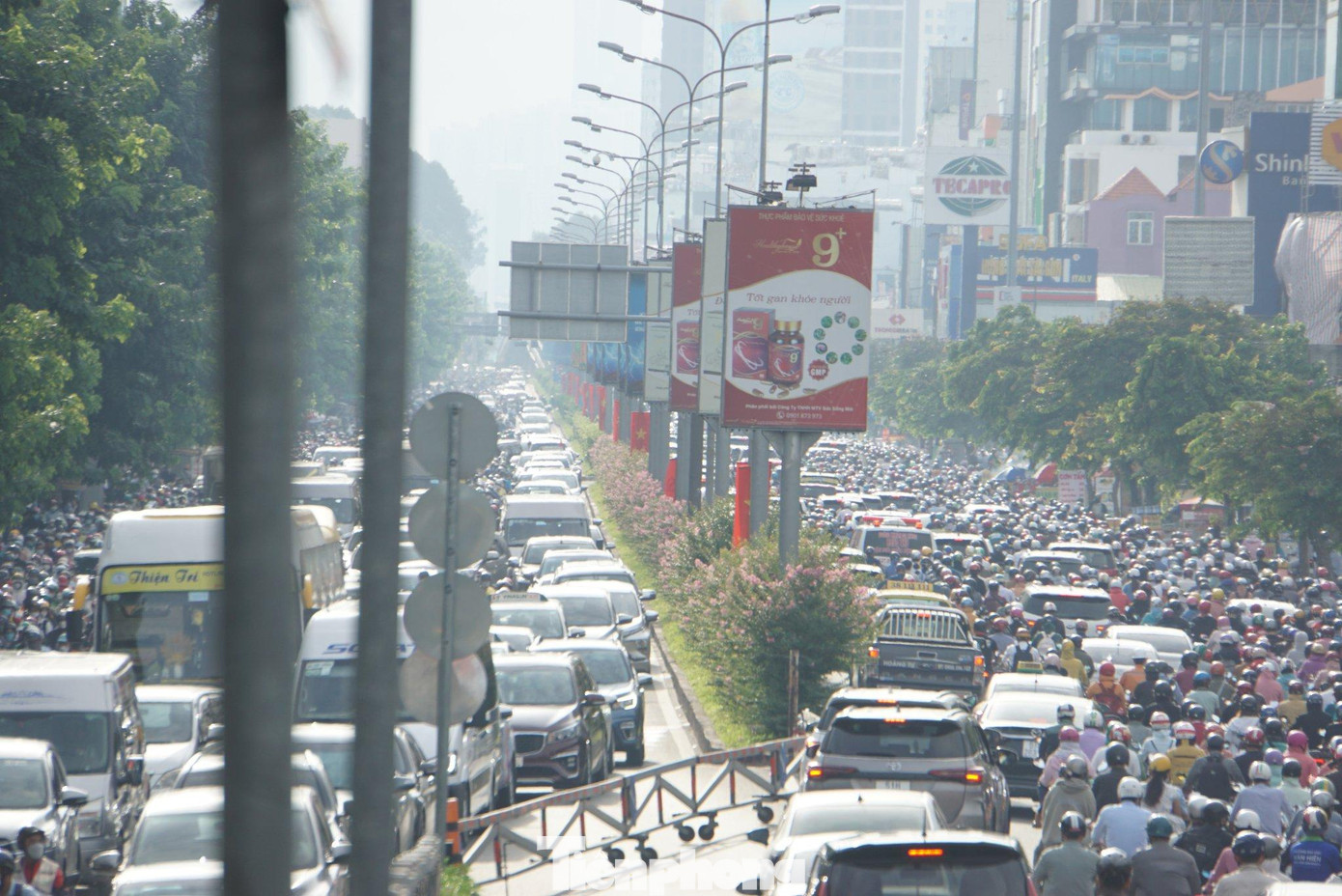Đường Trường Chinh và đường Cộng Hòa - cửa ngõ phía Tây Bắc vào trung tâm TPHCM ùn ứ kéo dài.