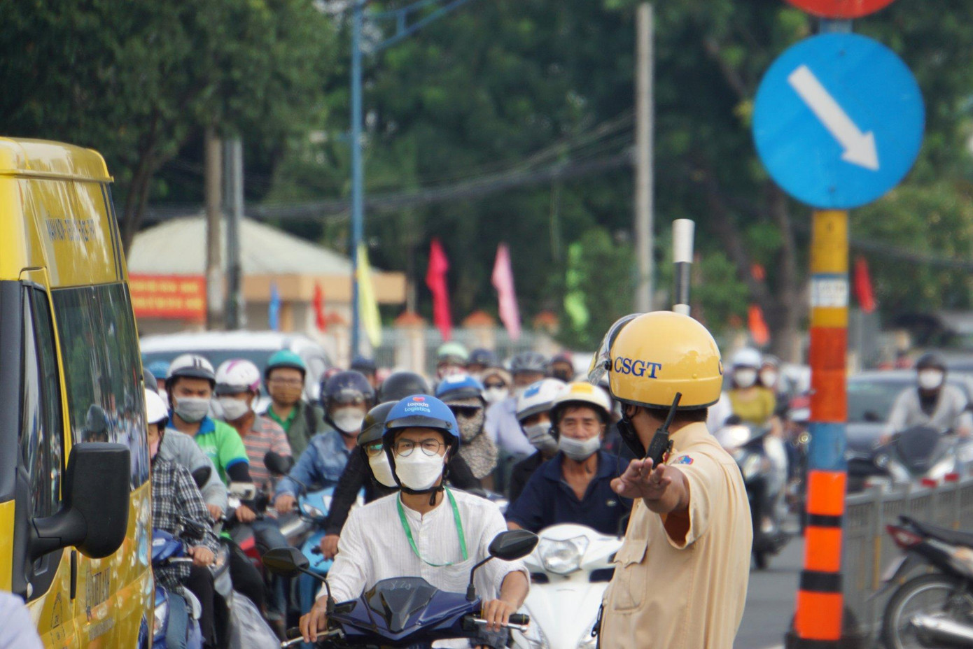 Lực lượng CSGT túc trực tại các giao lộ và điểm "nóng" để điều tiết giao thông.