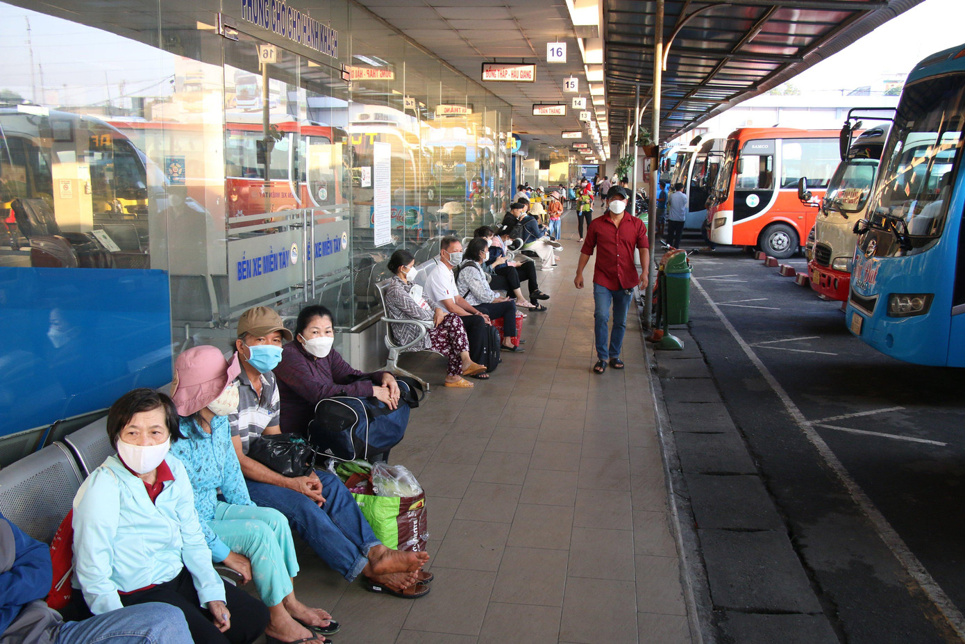 Trước đó, vào chiều qua (31/8), lượng khách tại Bến xe miền Tây tăng không cao. Dự báo, hành khách sẽ đến bến xe đông vào khung giờ tối, từ khoảng sau 18h trở đi và chủ yếu ở các tuyến cự ly xa.