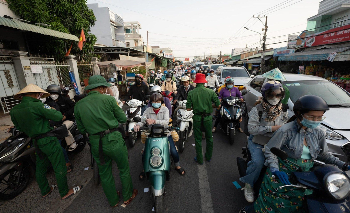 Tại bến phà Cát Lái (nối TP Thủ Đức, TPHCM với huyện Nhơn Trạch, tỉnh Đồng Nai), từ đầu giờ chiều lượng phương tiện của người dân đi du lịch và về thăm quê từ các tỉnh Đồng Nai, Bà Rịa - Vũng Tàu trở lại TPHCM tăng cao theo hướng từ huyện Nhơn Trạch, tỉnh Đồng Nai về TPHCM.