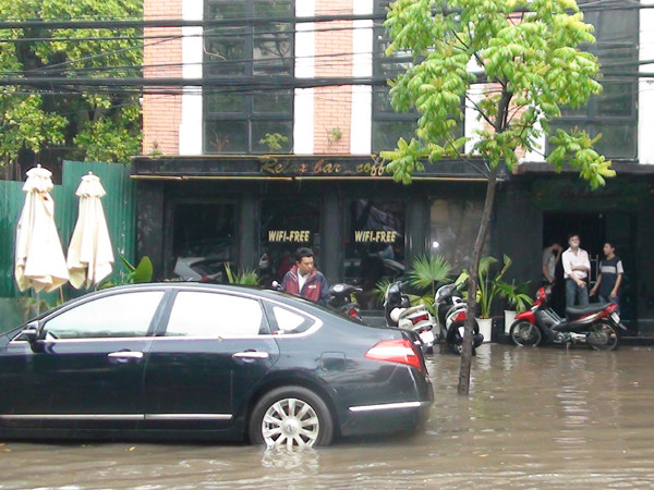 Nước tràn cả vào nhà dân