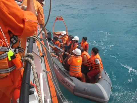 Thuyền viên tàu HP 09 lên tàu SAR 274. Thuyền viên tàu HP 09 lên tàu SAR 274