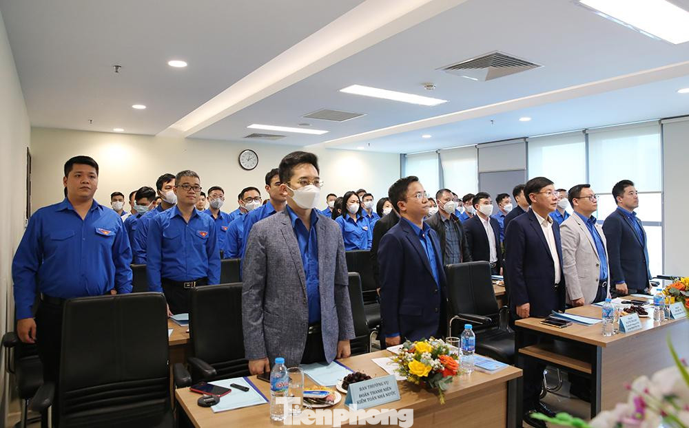 Các đại biểu dự lễ chào cờ tại Đại hội điểm của Chi đoàn KTNN chuyên ngành Ia