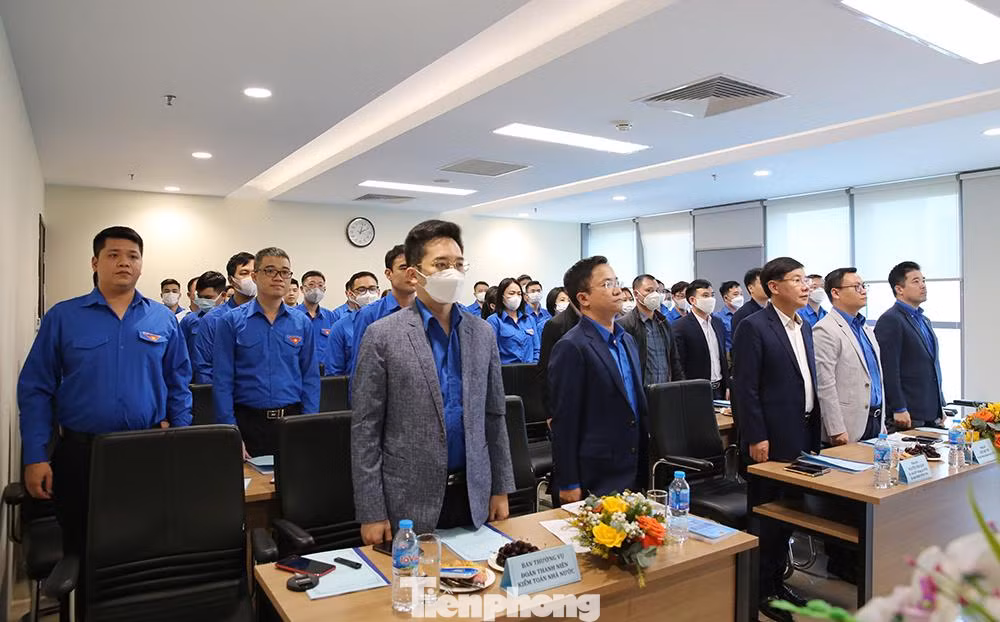 Các đại biểu dự lễ chào cờ tại Đại hội điểm của Chi đoàn KTNN chuyên ngành Ia