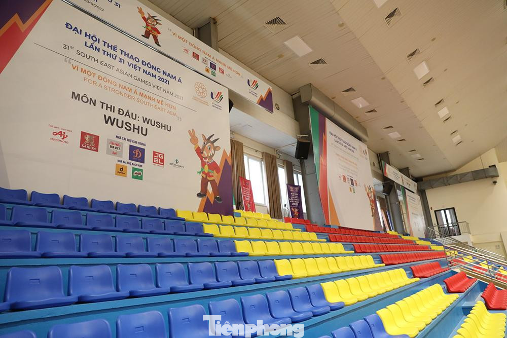 Hệ thống đèn chiếu sáng, ghế ngồi được thay mới, đảm bảo tốt điều kiện phục vụ thi đấu