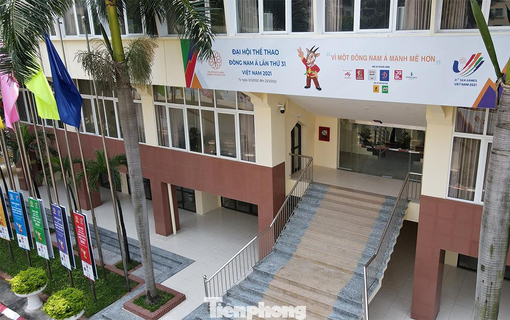 Cổng chính vào nhà thi đấu được trang hoàng sạch đẹp, chào mừng các VĐV đến tham gia thi đấu