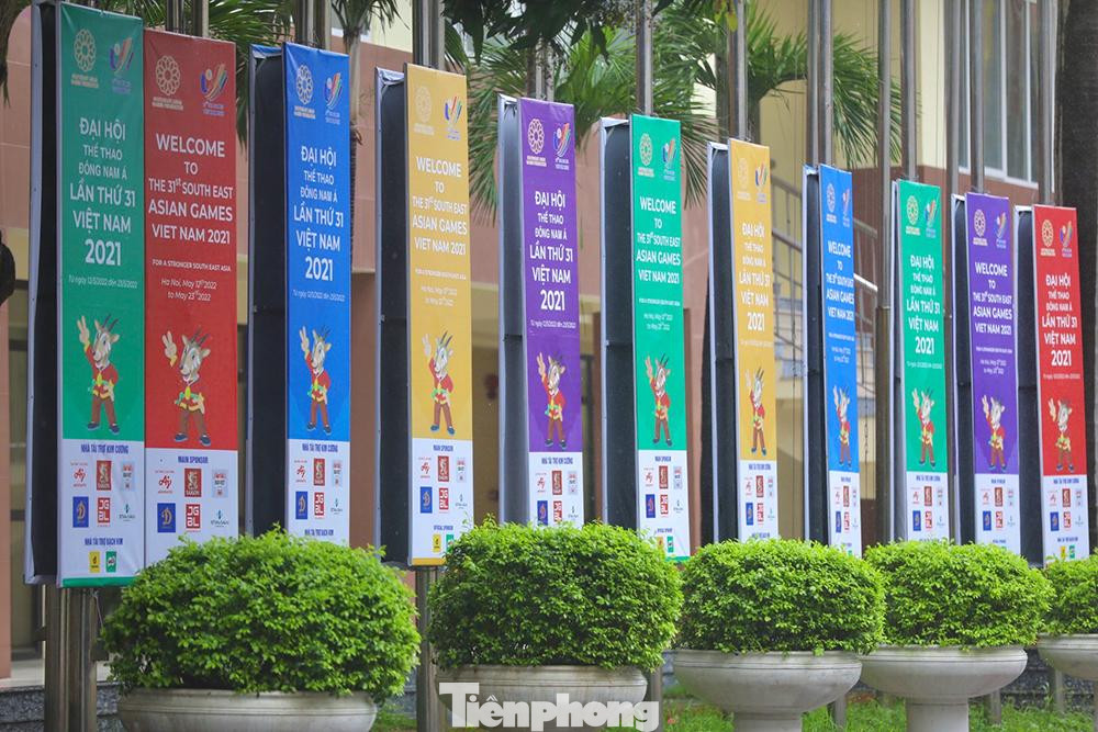 Pano, áp phích được trang trí bên ngoài nhà thi đấu Cầu Giấy