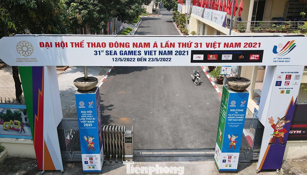 Cổng chào trước nhà thi đấu đã được trang trí xong, để chuẩn bị cho giải đấu sắp tới