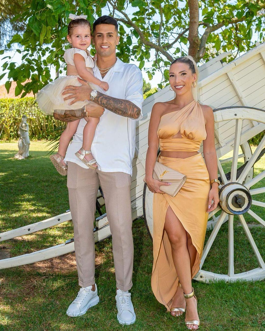 Joao Cancelo có mối tình kéo dài 11 năm với vị hôn thê Daniela Machado. Kể từ khi hẹn hò vào năm 2011, Daniela luôn là hậu phương vững chắc cho hậu vệ 28 tuổi. Cô theo Joao đến sống ở nhiều quốc gia khác nhau để bạn trai yên tâm theo đuổi sự nghiệp. Hai người có với nhau một con gái. Joao cầu hôn Daniela năm 2020 tại Maldives. Ảnh: IG.