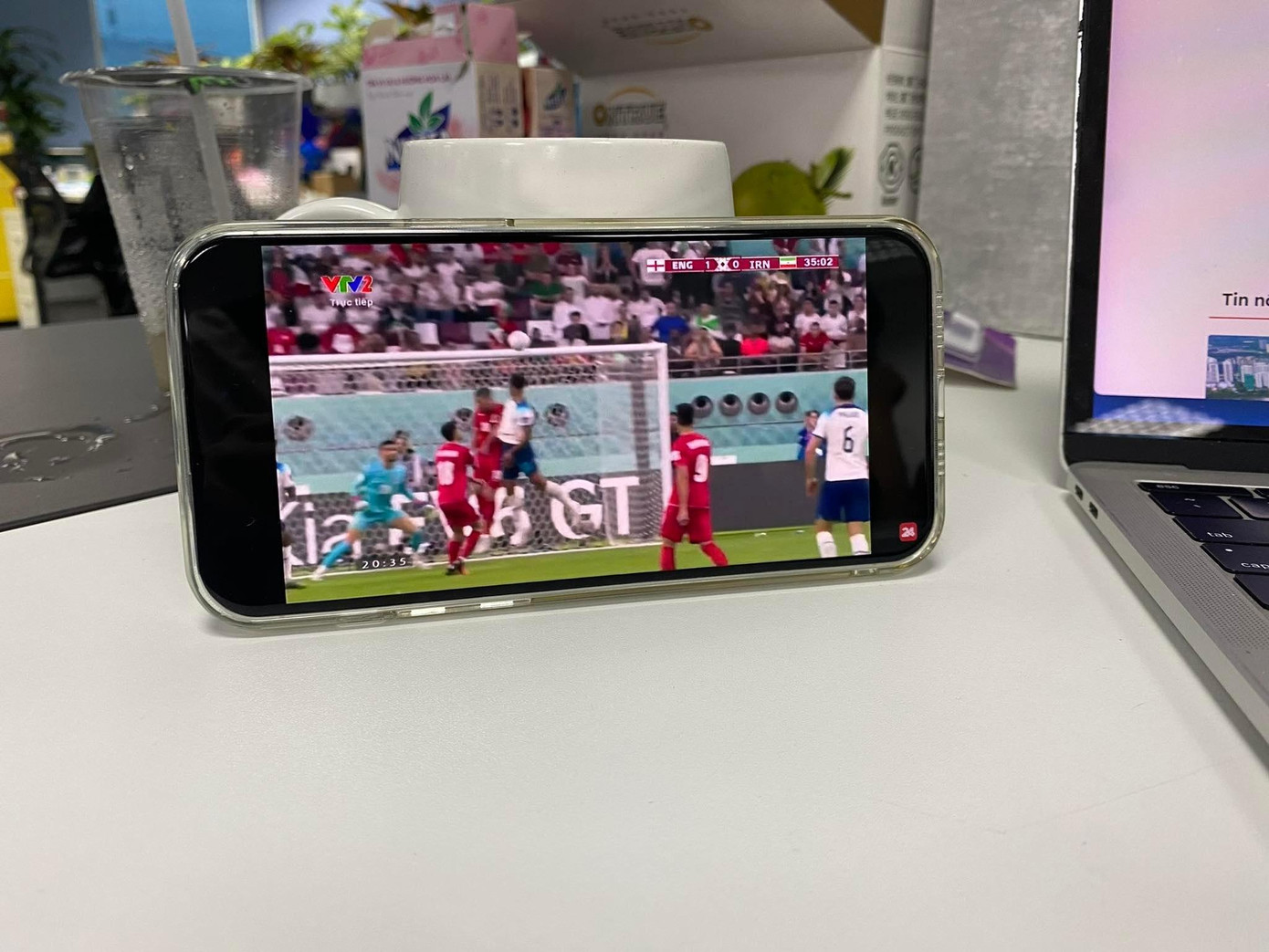 Góc làm việc để vừa &quot;chạy deadline&quot; vừa xem đá bóng của Thành Đạt.