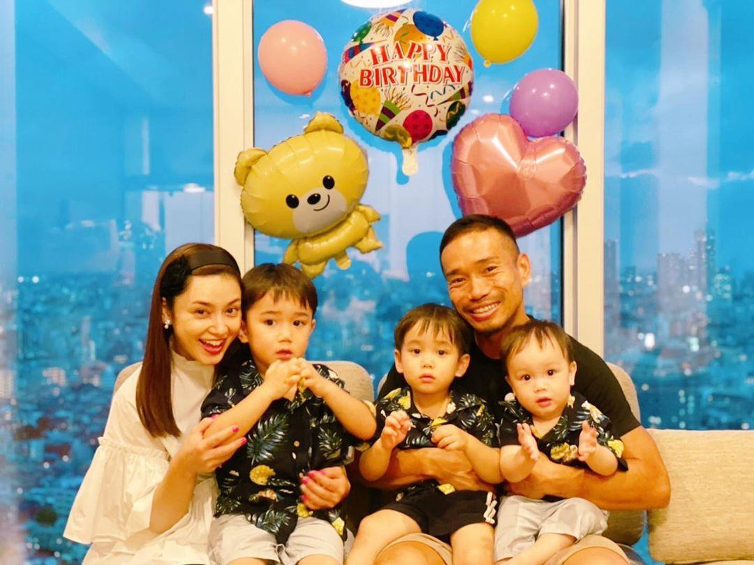 Hậu vệ Yuto Nagatomo kết hôn với minh tinh hơn 2 tuổi Airi Taira vào năm 2017. Cặp đôi quen nhau từ năm 2015 trong bữa tiệc do diễn viên Sanpei tổ chức. Tháng 6/2016, họ công khai chuyện tình cảm. Đến nay, họ vẫn hạnh phúc bên nhau với ba con. Ảnh: IG.