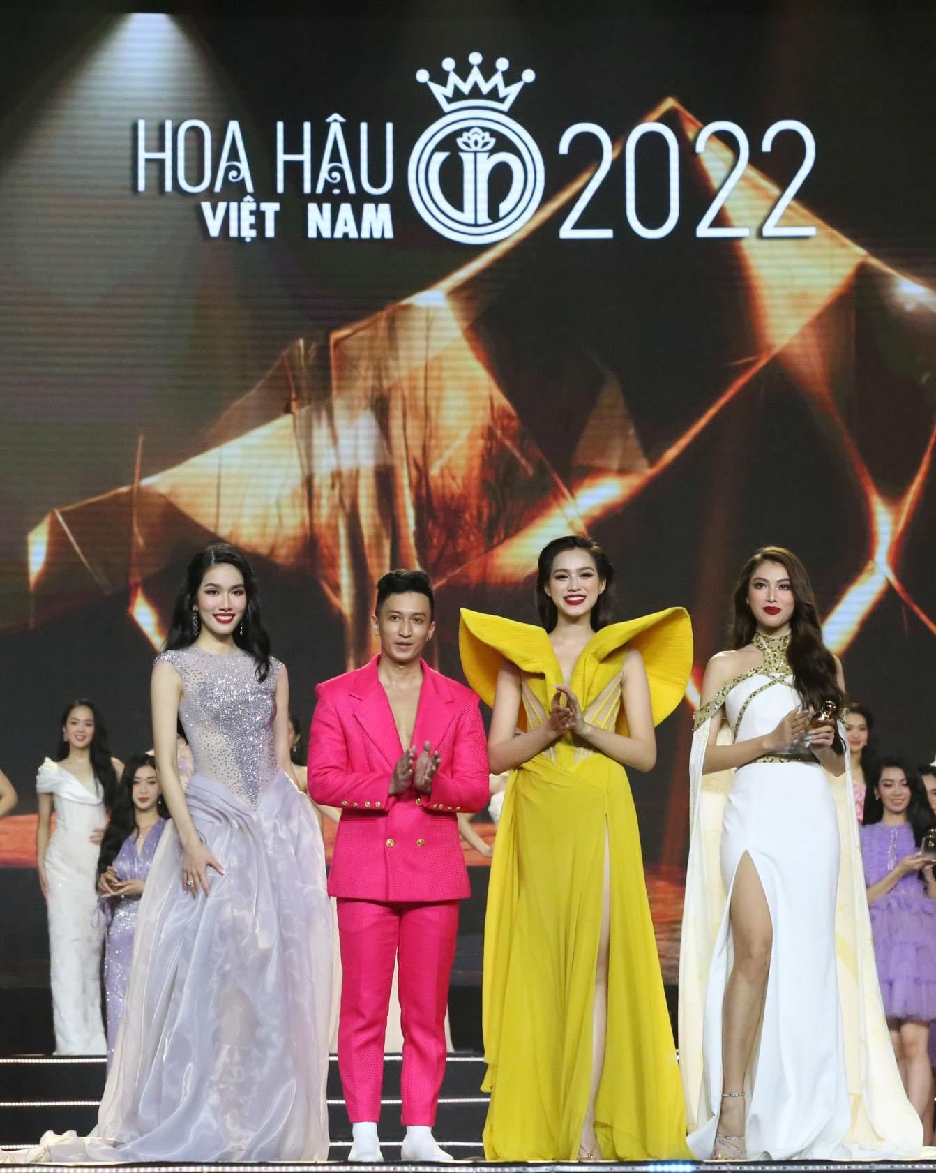 Top 3 Hoa hậu Việt Nam 2020 cùng NTK Hoàng Tony. Top 3 Hoa hậu Việt Nam 2020 cùng NTK Hoàng Tony.