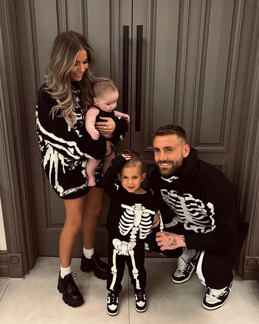 Bạn gái của hậu vệ trái Luke Shaw là Anouska Santos. Họ quen nhau tại lễ hội âm nhạc Wireless năm 2017. Hai người có với nhau hai con chung. Ảnh: IG.