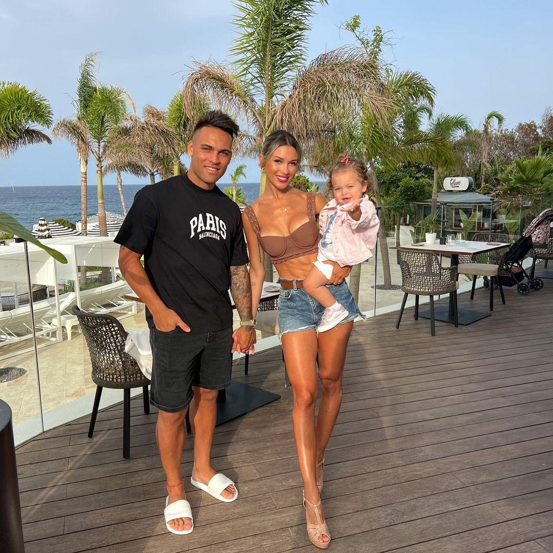Lautaro Martinez quen bạn gái hiện tại, Agustina Gandolfo, trong bữa tiệc do vợ chồng Mauro Icardi tổ chức vào năm 2018. Agustina hơn bạn trai 3 tuổi. Thời điểm đó, Lautaro đang chơi cho CLB Racing ở Argentina. Cặp đôi đón con gái đầu lòng vào tháng 2/2021. Ảnh: IG.