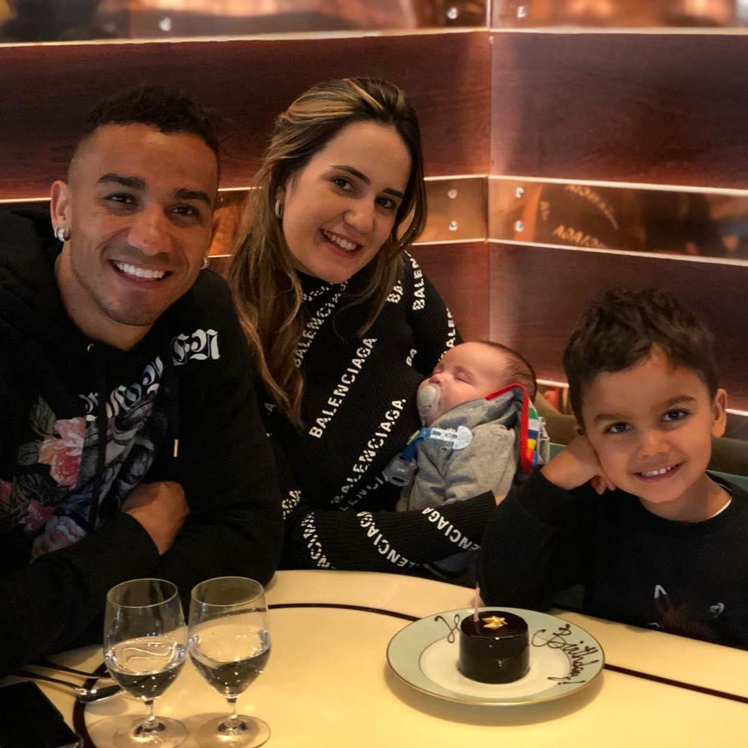 Danilo hẹn hò với vợ Clarice Sales vào năm 2010 trước khi kết hôn 7 năm sau đó. Tương tự hầu hết nàng WAG khác, Clarice rong ruổi cùng chồng khắp nơi trên thế giới kể từ khi anh bắt đầu sự nghiệp bóng đá chuyên nghiệp. Họ có với nhau 2 con trai. Ảnh: IG.