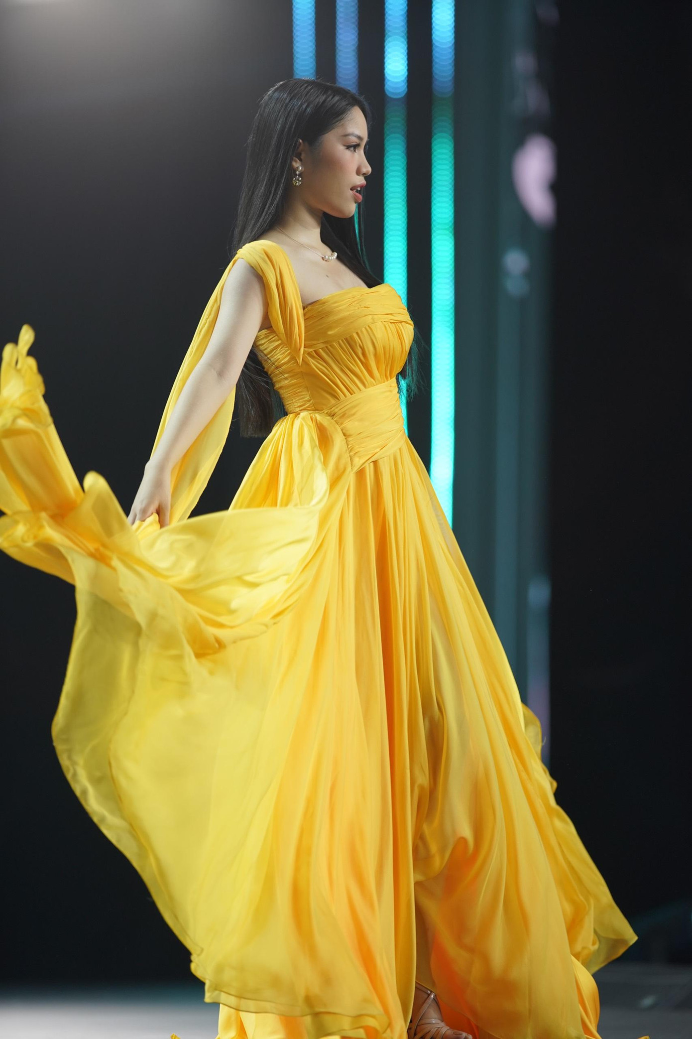 Một thí sinh tự tin tỏa sáng trên sân khấu HHVN 2022 vòng Chung khảo. Một thí sinh tự tin tỏa sáng trên sân khấu HHVN 2022 vòng Chung khảo.