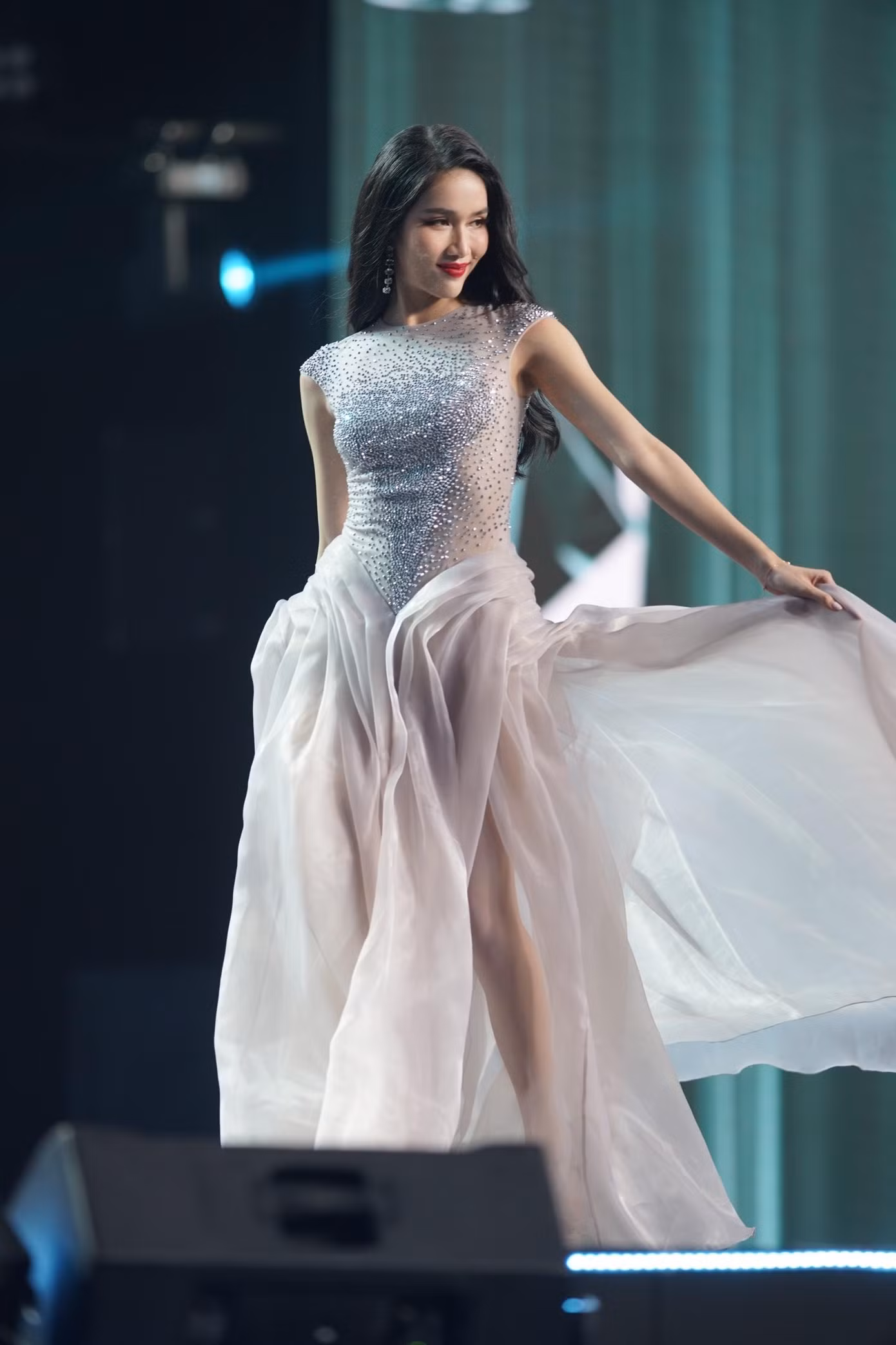 Á hậu Phương Anh thể hiện những bước catwalk chuyên nghiệp và tự tin. Á hậu Phương Anh thể hiện những bước catwalk chuyên nghiệp và tự tin.