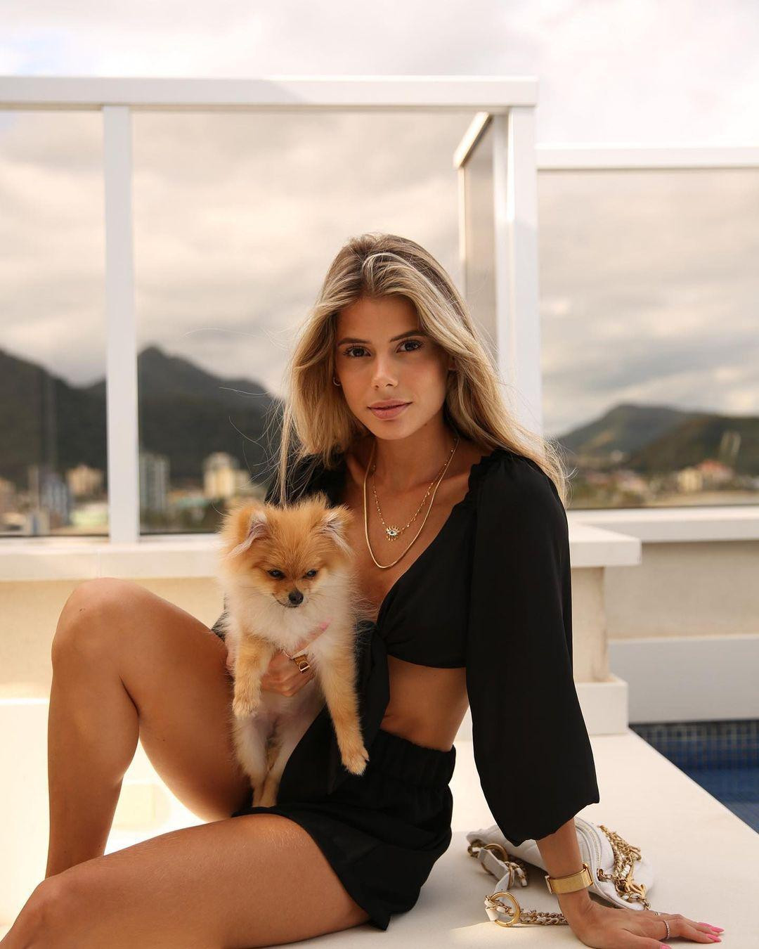 Carol Cabrino sinh năm 1993 tại Sao Paulo, Brazil. Cô nổi tiếng qua chương trình âm nhạc X-Factor bản Brazil. Ngoài ca sĩ, Carol còn là vloger, người sáng tạo nội dung. Cô có ngoại hình không thua kém các mỹ nhân hạng A thế giới, với mái tóc vàng bồng bềnh, khuôn mặt sắc nét và thân hình săn chắc, nóng bỏng. Ảnh: IG.