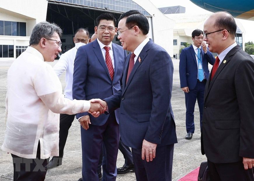 Sáng 23/11, Chủ tịch Quốc hội Vương Đình Huệ dẫn đầu đoàn đại biểu cấp cao Quốc hội Việt Nam đến thủ đô Manila, bắt đầu chuyến thăm chính thức Cộng hòa Philippines từ ngày 23-25/11 theo lời mời của Chủ tịch Thượng viện Cộng hòa Philippines Juan Miguel Zubiri. (Ảnh: Doãn Tấn/TTXVN)