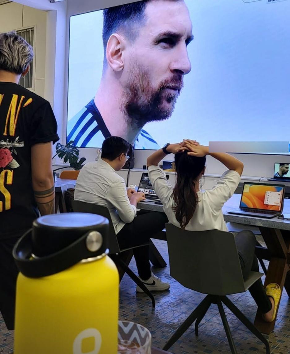 Hiếu Nguyễn và đồng nghiệp được xem bóng đá trên màn hình LED 200 inch tại công ty.