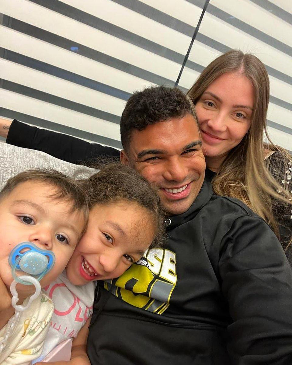 Casemiro kết hôn với bà xã Anna Mariana năm 2014. Tiền vệ tuyển Brazil thua vợ 3 tuổi. Năm 2016, Anna và Casemiro đón con gái đầu lòng Sara Casemiro. Cặp đôi chào đón bé trai thứ hai vào năm 2021, Caio Casemiro. Ảnh: IG.