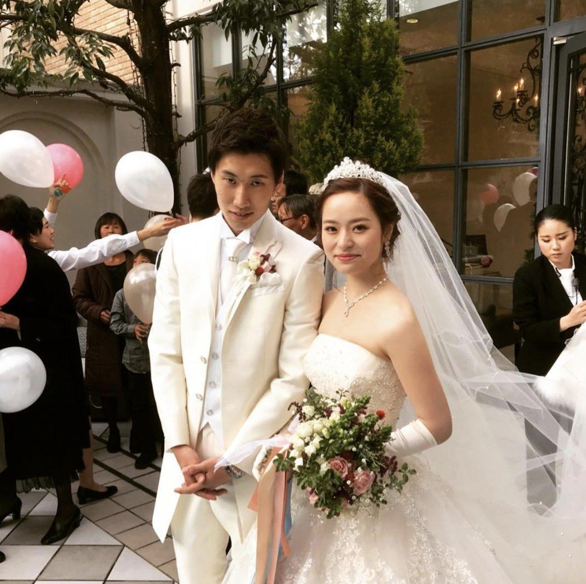 Daichi Kamada kết hôn sớm, khi mới 21 tuổi. Thông tin về vợ cầu thủ sinh năm 1996 không có nhiều. Sau đám cưới năm 2017, cô chuyên tâm làm bà chủ gia đình, công việc chính là nội trợ và chăm con. Hình mẫu lý tưởng của Kamada là một phụ nữ giản dị, bình thường. Anh không chia sẻ ảnh vợ trên Instagram cá nhân, chỉ thỉnh thoảng khoe con. Ảnh: Twitter.