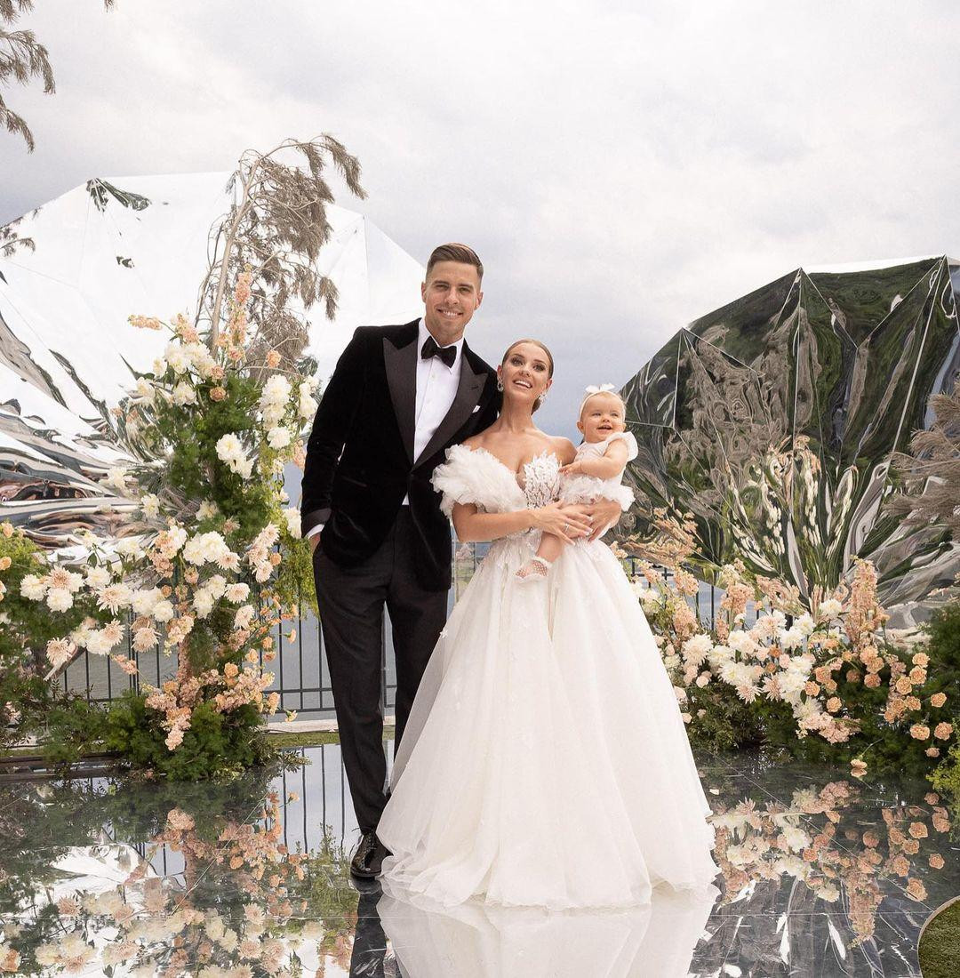 Jan Bednarek mới kết hôn vào tháng 6 với người yêu lâu năm Julia Nowak. Trước đó một năm, đôi tân hôn chào đón con gái đầu lòng. Ảnh: IG.