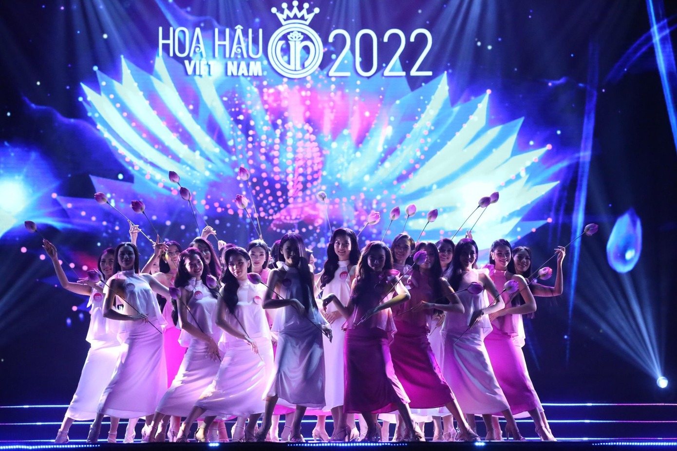 Tiết mục do Khoa Nguyễn biên đạo, tôn vinh vẻ đẹp truyền thống của người phụ nữ Việt. Tiết mục do Khoa Nguyễn biên đạo, tôn vinh vẻ đẹp truyền thống của người phụ nữ Việt.