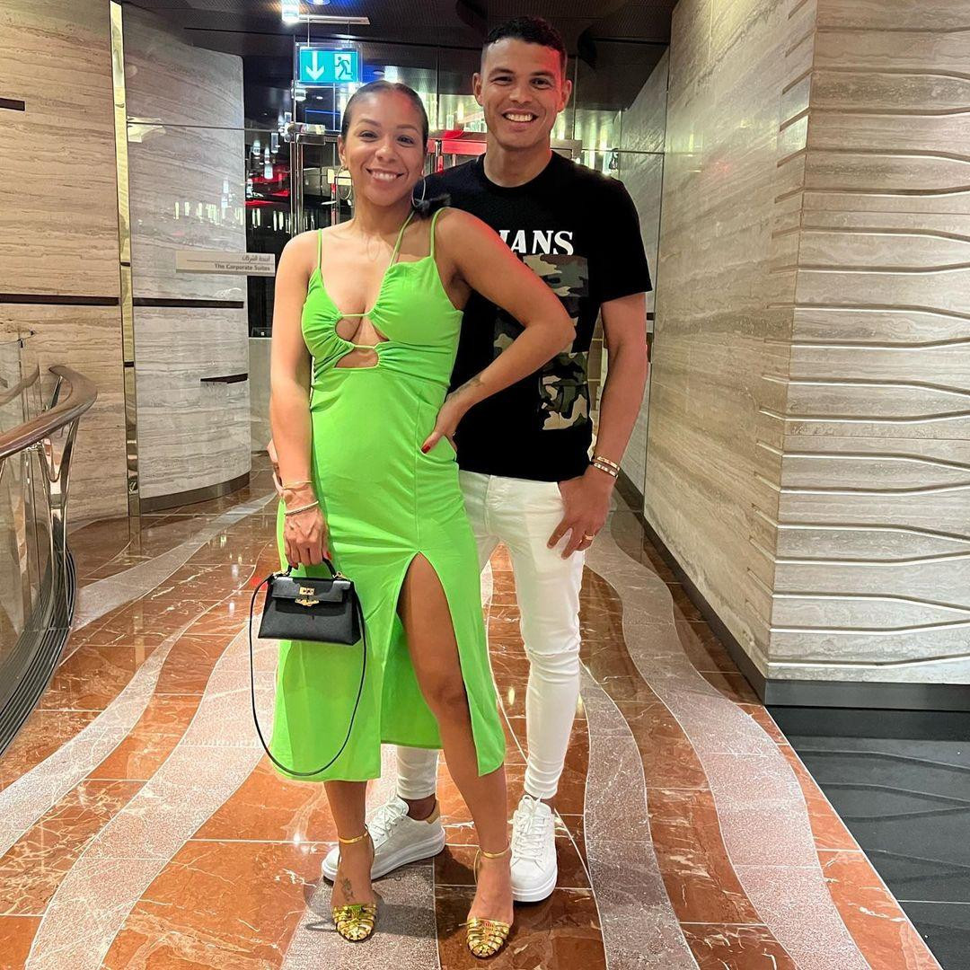 Thiago Silva và vợ Isabele da Silva là bạn thời thơ ấu. Hai người lớn lên cùng một khu phố ở Rio de Janeiro (Brazil). Họ bắt đầu hẹn hò vào đầu những năm 2000 và kết hôn vào tháng 5/2005 trong hôn lễ riêng tư. Hơn 15 năm sống chung, họ có hai con trai. Ảnh: IG.