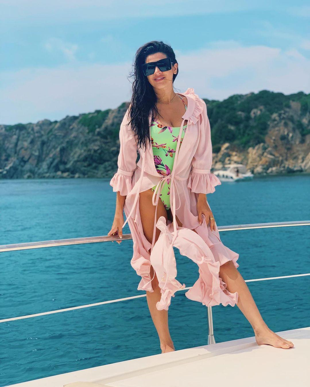 Natalia Loewe Becker sinh năm 1990 tại Brazil. Cô hơn chồng 2 tuổi. Không chỉ xinh đẹp, Natalia còn có học thức với tấm bằng bác sĩ tại Đại học Công giáo Pelotas. Cô đang làm việc cho Tổ chức Y tế Thế giới (WHO). Ảnh: IG.