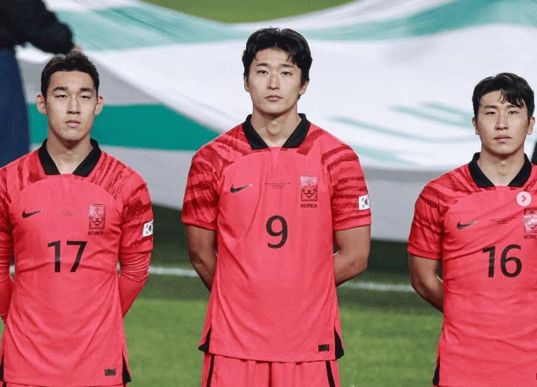 Tại World Cup 2022, hai cái tên Hàn Quốc được nhắc đến nhiều nhất là Jung Kook của BTS và Son Heung Min, cầu thủ bóng đá duy nhất lọt danh sách "10 người nổi tiếng quyền lực nhất Hàn Quốc năm 2022". Tuy nhiên, sau trận đấu đầu tiên với Uruguay ngày 24/11, chân sút mang áo số 9 của đội tuyển Hàn Quốc bất ngờ trở thành xu hướng trên mạng xã hội. Ảnh: Twitter.