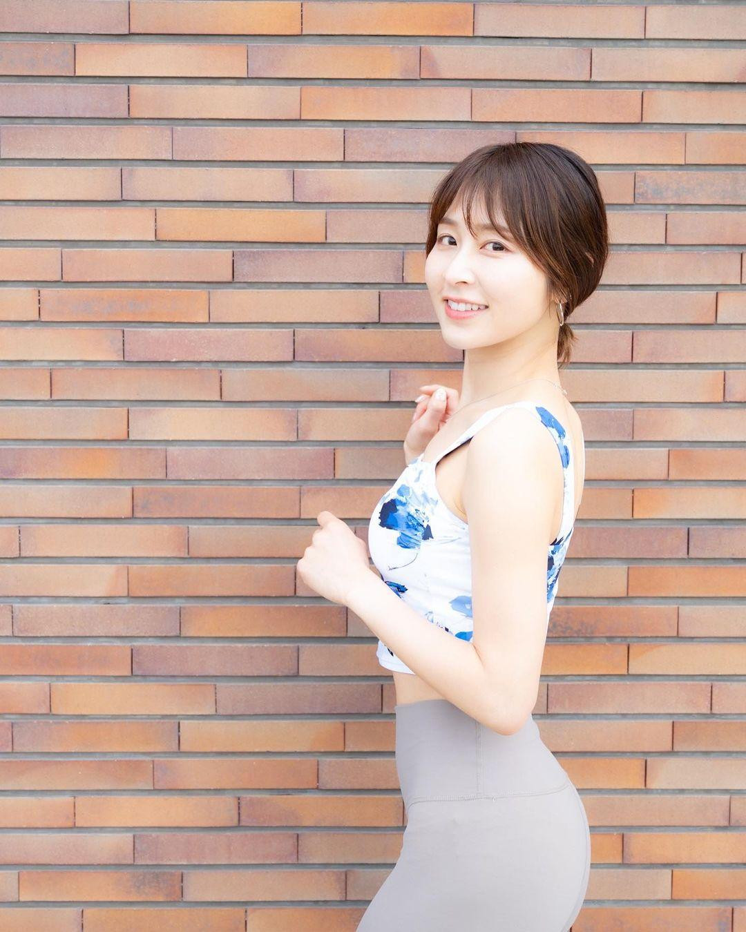 Yumi Gonda sinh năm 1989 tại Tokyo, Nhật Bản. Cô sở hữu vẻ ngoài xinh đẹp, trẻ trung hơn tuổi thật. Người đẹp từng có thời gian làm người mẫu nhưng dừng lại khi đang tỏa sáng nhất. Ngoài nội trợ, cô còn làm công việc sáng tạo nội dung trên mạng xã hội, chuyên tư vấn về món ăn lành mạnh và yoga. Ảnh: IG.