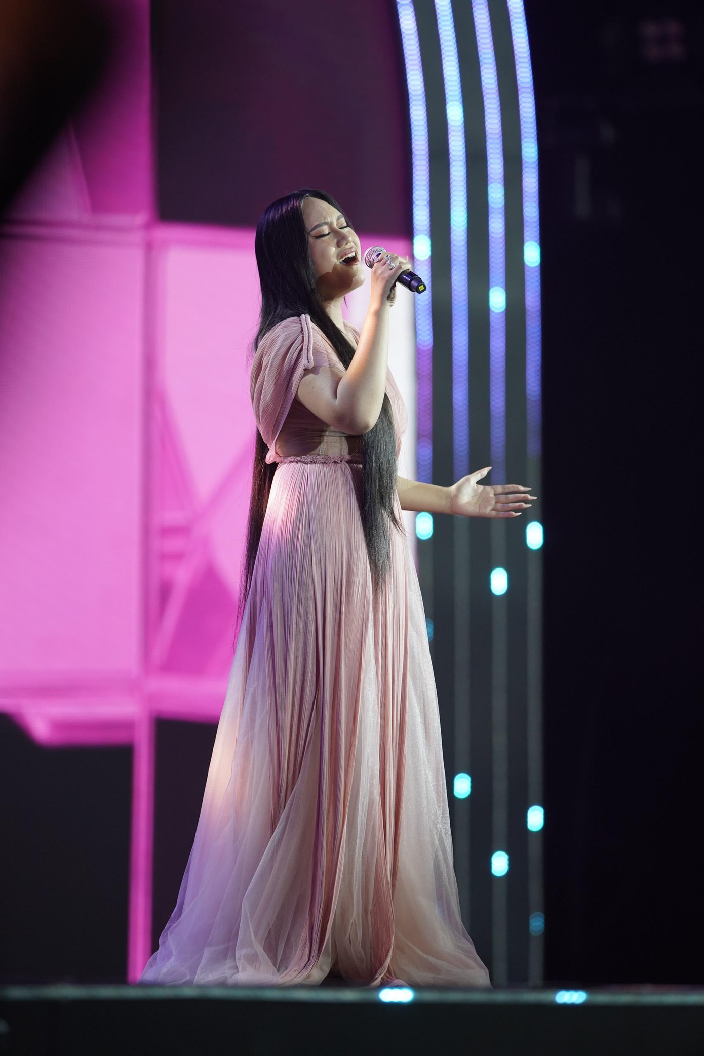 Ca sĩ Sofia lần đầu biểu diễn trên sân khấu Hoa hậu Việt Nam. Ca sĩ Sofia lần đầu biểu diễn trên sân khấu Hoa hậu Việt Nam.