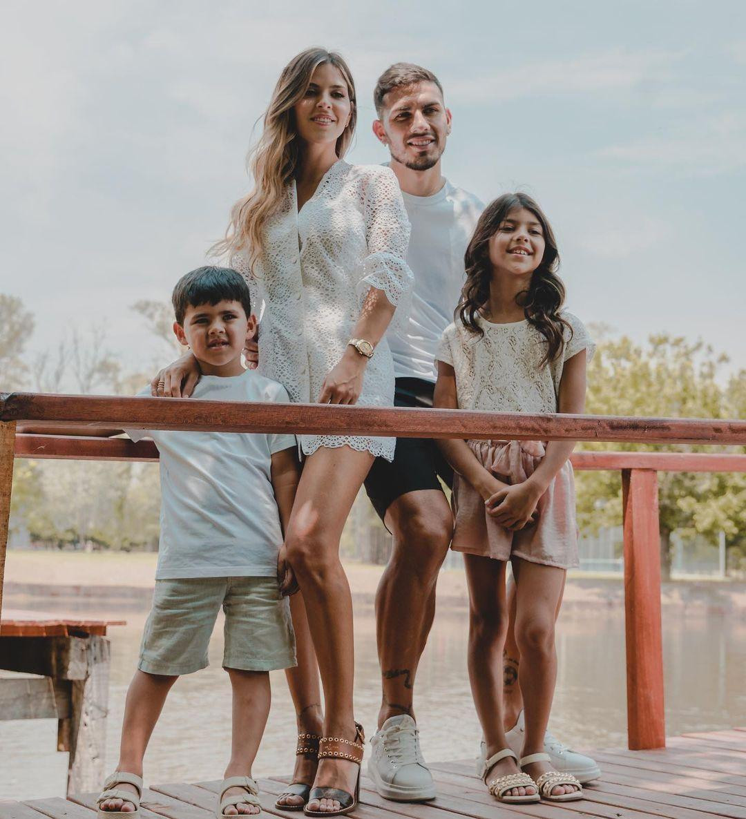 Leandro Paredes kết hôn với bà xã Camila Galante vào cuối tháng 12/2017. Chuyện tình yêu của họ bắt đầu từ 15 năm trước, khi cả hai vẫn còn là thiếu niên. Tiền vệ sinh năm 1994 có cơ hội quen biết Camila vì cô là em gái của một người bạn. Chia sẻ trước truyền thông, Paredes yêu Camila ngay từ cái nhìn đầu tiên. Hiện tại, họ có gia đình hạnh phúc với hai con, cả trai lẫn gái. Ảnh: IG.