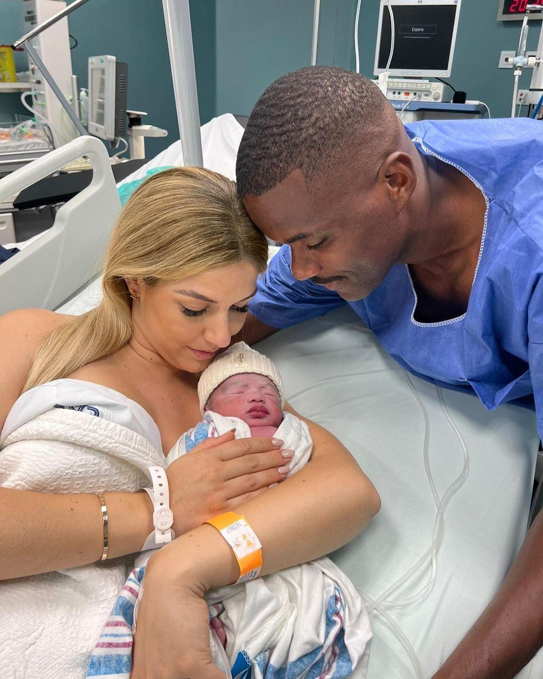 William Carvalho đang có cuộc sống riêng hạnh phúc bên bạn gái và hai con. Ngày 26/10, anh đăng ảnh thông báo con trai thứ 2 chào đời một ngày trước đó. Con trai đầu lòng của tiền vệ 9X sinh năm 2020. Ảnh: IG.