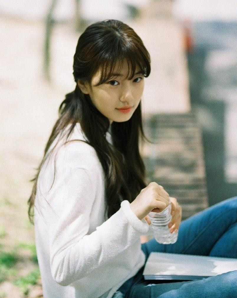 Suzy gắn với biệt danh &quot;tình đầu&quot; sau khi đóng vai chính trong Architecture 101 (2012). Hình ảnh cô sinh viên đại học với mái tóc dài, gương mặt thanh tú, khí chất dịu dàng luôn khiến nhiều người hâm mộ nam phải say đắm. Ảnh: Architecture 101.