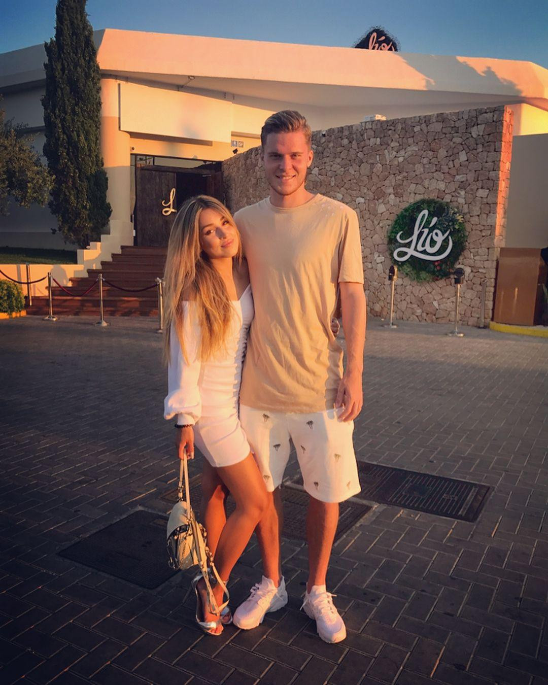 Nico Elvedi có mối tình từ thời trung học với người đẹp Alexandra Alexandra vào năm 2016. Trên trang cá nhân, cặp đôi chia sẻ nhiều khoảnh khắc ngọt ngào bên nhau. Ảnh: IG.