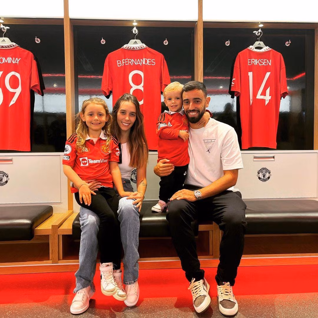Bruno Fernandes có mối tình đẹp với người vợ cùng tuổi Ana Pinho kéo dài 12 năm. Hai người là bạn học cấp 3, quen nhau năm 16 tuổi. Họ đều là tình đầu của nhau. Tiền vệ tuyển Bồ Đào Nha và vợ kết hôn năm 2015. Đến nay, họ có với nhau hai con, cả trai lẫn gái. Ảnh: IG.