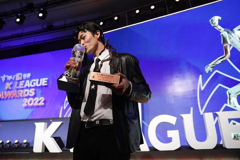 Thậm chí nhiều giờ sau khi trận đấu kết thúc, cư dân mạng trên toàn thế giới vẫn không ngừng bàn tán về Cho Gue Sung. Một cư dân mạng chia sẻ ảnh chụp màn hình cho thấy cầu thủ bóng đá xứ kim chi đang là xu hướng ở Nam Mỹ. Ảnh: Instagram.