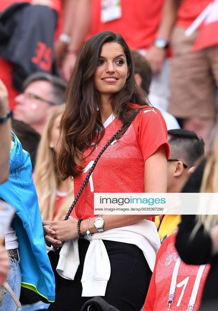 Alina Sommer (SN 1991) sinh ra ở Cologne, Đức. Cô tốt nghiệp trường Luật và đang hành nghề luật sư ở Đức. Cô kín tiếng về đời tư. Thỉnh thoảng, truyền thông bắt gặp người đẹp đến cổ vũ chồng tại các trận đấu. Ảnh: IG.