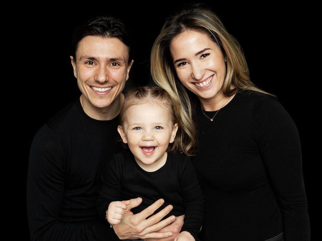 Steven Berghuis gặp bạn gái Nadine Bamberger khi đang chơi cho AZ Alkmaar (2012-2015). Cặp đôi giữ bí mật mối quan hệ trong thời gian dài. Họ sống chung từ lâu nhưng chưa kết hôn. Năm 2019, Nadine sinh con gái đầu lòng. Nadine Bamberger sinh năm 1992 tại Hà Lan. Cô ít khi lộ diện, cũng không có nhiều thông tin cá nhân. Theo Soccer Souls, người đẹp làm công việc nội trợ, chăm sóc con để chồng yên tâm thi đấu. Ảnh: IG.