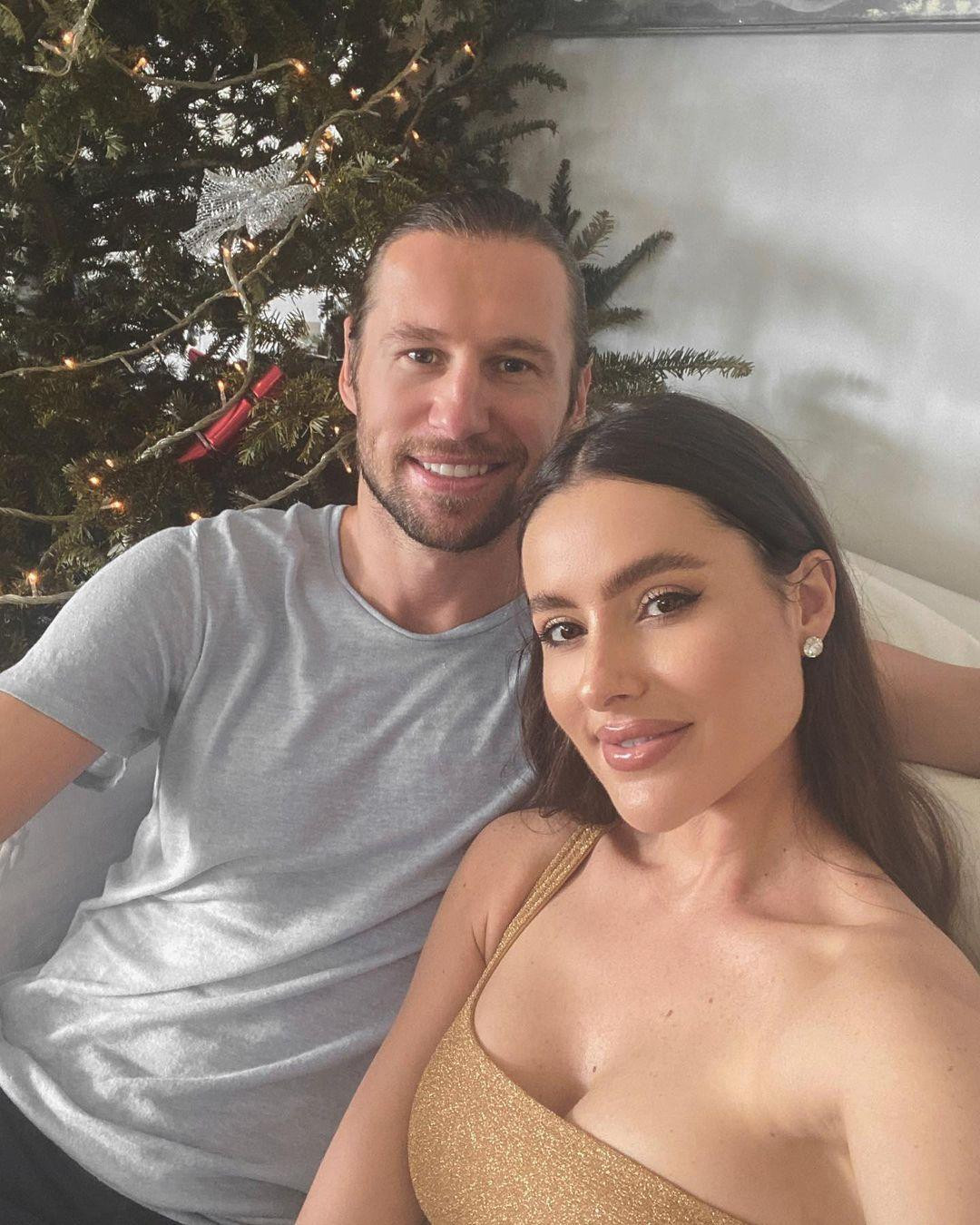 Grzegorz Krychowiak kết hôn năm 2019 với người đẹp Celia Krychowiak. Trước đó, cặp đôi có 9 năm bên nhau. Theo The Times, họ yêu nhau từ cái nhìn đầu tiên, khi đó Celia đang học đại học tại Bordeaux (Pháp), còn Grzegorz thi đấu cho Reims và sau đó là Nantes dưới hình thức cho mượn. Ảnh: IG.