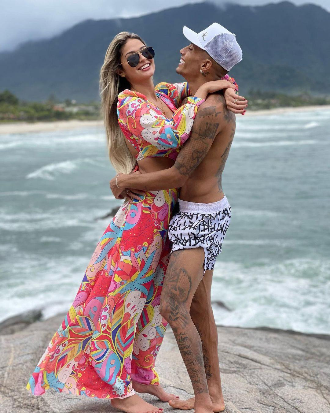 Raphinha kết hôn với bà xã nóng bỏng Natalia Rodrigues vào đầu năm 2022 sau chưa đầy một năm hẹn hò. Họ quen nhau từ năm 2013, nhưng đến mùa hè năm 2021 mới bắt đầu yêu đương. Ảnh: IG.