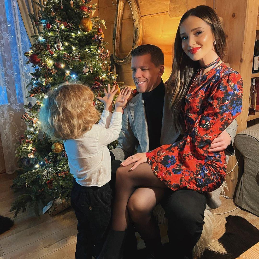 Wojciech Szczęsny kết hôn với bà xã Marina Łuczenko-Szczęsna vào năm 2016. Hai người gặp nhau vào năm 2013. Khi đó, anh đang chơi cho Arsenal, còn Marina là ca sĩ đang lên ở Anh. Tháng 6/2018, Marina sinh con trai đầu lòng Liam Szczesny. 6 năm bên nhau, thủ thành sinh năm 1990 và vợ là một trong những cặp đôi đẹp nhất làng bóng đá thế giới. Ảnh: IG.